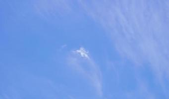 Hintergrund des blauen Himmels mit kleinen Wolken im Panoramablick. foto