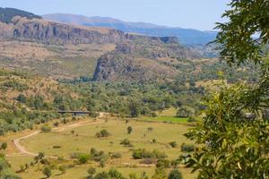 schöne naturlandschaft und berg. blauer Himmel. Armenien, Provinz Lori foto