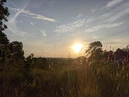 der abendhimmel der stadt balikpapan foto