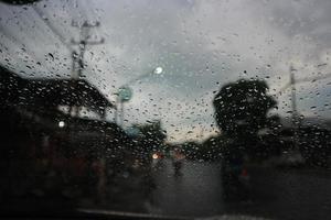 verschwommenes Bild eines Regentropfens auf der Windschutzscheibe. foto