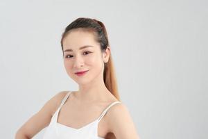 Casual asiatische junge schöne Frau isoliert auf weißem Hintergrund foto