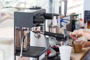 Hand machen eine Latte Tasse Kaffeemaschine. foto