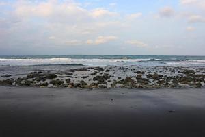 meer ozeanwelle traf den felsen am strand. Meereslandschaft. Fokus auf den Vordergrund foto