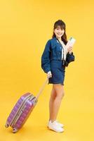 Reisender mit Koffer auf farbigem Hintergrund foto