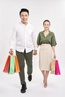 asiatische Paare gehen zusammen einkaufen. foto