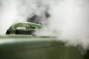 Militärische Feldküche. Dampf von der Küche draußen. Rauch vom Brennen. das Kochen in der Armee ist ausführlich. foto