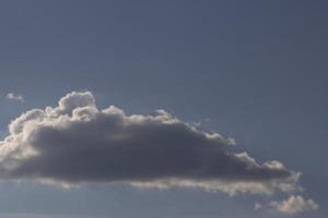 Wolken im Himmel. Luft im Sommer. Weisse Wolke. foto