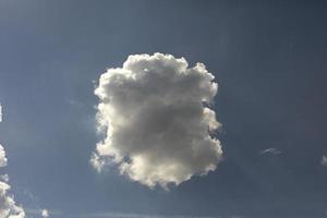 Wolke im Himmel. seltsame Wolke. Details zum Sommerwetter. foto