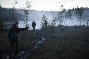 Mann im Nebel am Fluss. Silhouette des Menschen am frühen Morgen. foto