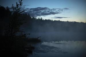 Nebel auf dem See vor der Morgendämmerung. Morgennebel im Wald. foto