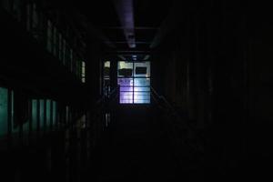 Fensterlicht im Dunkeln. Neonlicht im Nachtgebäude. foto