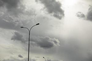 Lichtmast gegen den Himmel. Himmelslandschaft bei bewölktem Wetter. foto