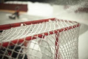 Tor zum Hockeyspielen. Sportplatz. Gitter zum Hockeyspielen. Eisbahn. Stadion in der Stadt. foto