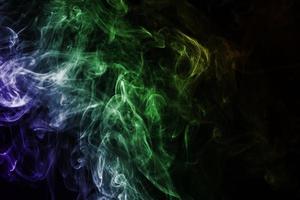 farbiger Rauch isoliert auf weißem Hintergrund foto