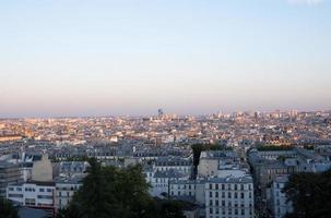 paris europäische hauptstadt dächer blick vom hohen hügel von montmartre, luftpanoramablick am sommerabend, stadtbild foto