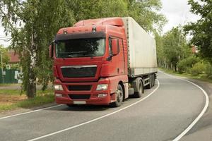 LKW auf der Straße. Transport von Waren. großes Auto auf schmaler Autobahn. foto