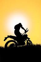 Motocross-Fahrer-Silhouette am Abend foto