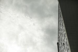 Gebäude gegen den Himmel. moderner Architekturstil. foto