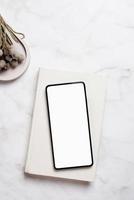 smartphone mit isoliertem bildschirm auf marmorschreibtisch foto