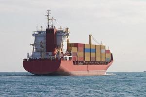 Containerschiff im Meer foto