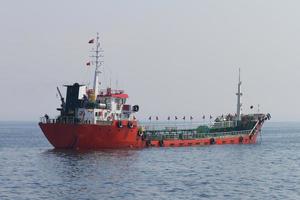 Tankschiff im Meer foto