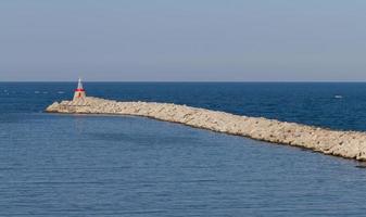 Wellenbrecher und Meer foto