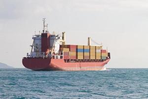 Containerschiff im Meer foto