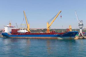 Frachtschiff im Hafen foto