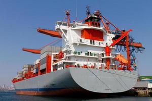 Containerschiff im Hafen foto