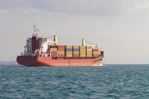 Containerschiff im Meer foto