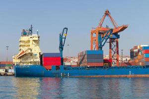 Containerschiff im Hafen foto