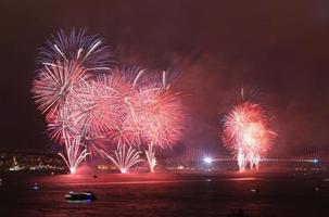 Feuerwerk über dem Bosporus, Istanbul, Türkei foto