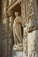 statue aus der bibliothek von celsus, ephesus, ismir, türkei foto