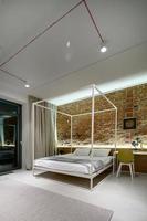 Schlafzimmer in einem modernen Loft-Stil. foto