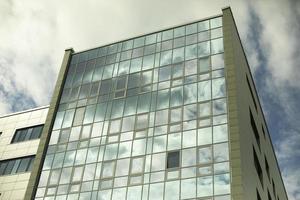 Spiegelverglasung des Gebäudes. Bürohaus. moderne Architektur. foto