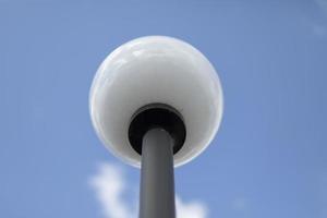 Lampe im Park gegen Himmel. foto