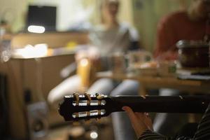 Gitarre spielen. akustischer gitarrenhals. akustisches Instrument. foto