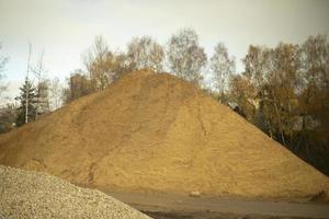 Berg aus Sand. Baumaterial. Sandhaufen draußen. foto