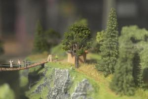Modell der Bergregion. Spielzeugbrücke in Miniatur. foto