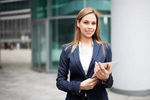 Geschäftsfrau mit einem digitalen Tablet foto