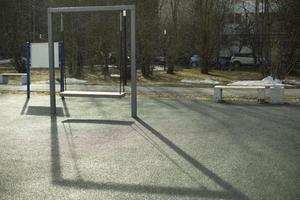 Schaukel im Park. Kinderspielplatz. Ort zum Entspannen. foto