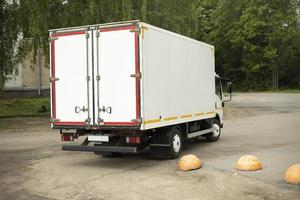 LKW mit weißer Karosserie. LKW-Transport auf der Straße. foto