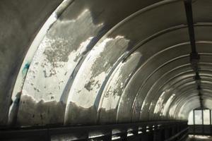 Tunnel im Winter. Fußgängerüberweg in der Stadt. Brücke über die Autobahn. Kunststoffoberfläche im Schnee. foto