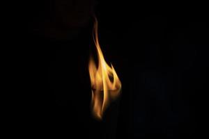 Feuer auf schwarzem Hintergrund. Flammen im Dunkeln. Einzelheiten zum Brand. foto