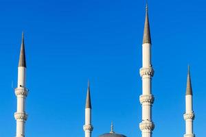 Minarette der Kocatepe-Moschee in der Stadt Ankara foto