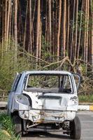 Kaputtes Auto nach einem Verkehrsunfall auf dem Parkplatz einer Reparaturstation. Karosserieschadenwerkstatt im Freien. Verkauf von Versicherungsautos. Unfall auf der Straße, Auto nach einer Kollision in der Stadt. foto