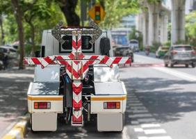 Abschleppwagen auf Seitenstraße geparkt foto