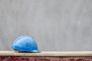 Blauer Schutzhelm auf Hausbau-Baustelle foto