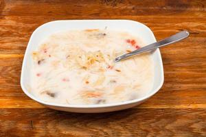 Suppe mit Sauerkraut und Sahne in weißer Platte foto