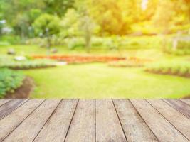 leerer holztisch mit unscharfem gartenpark-natürlichem hintergrund foto